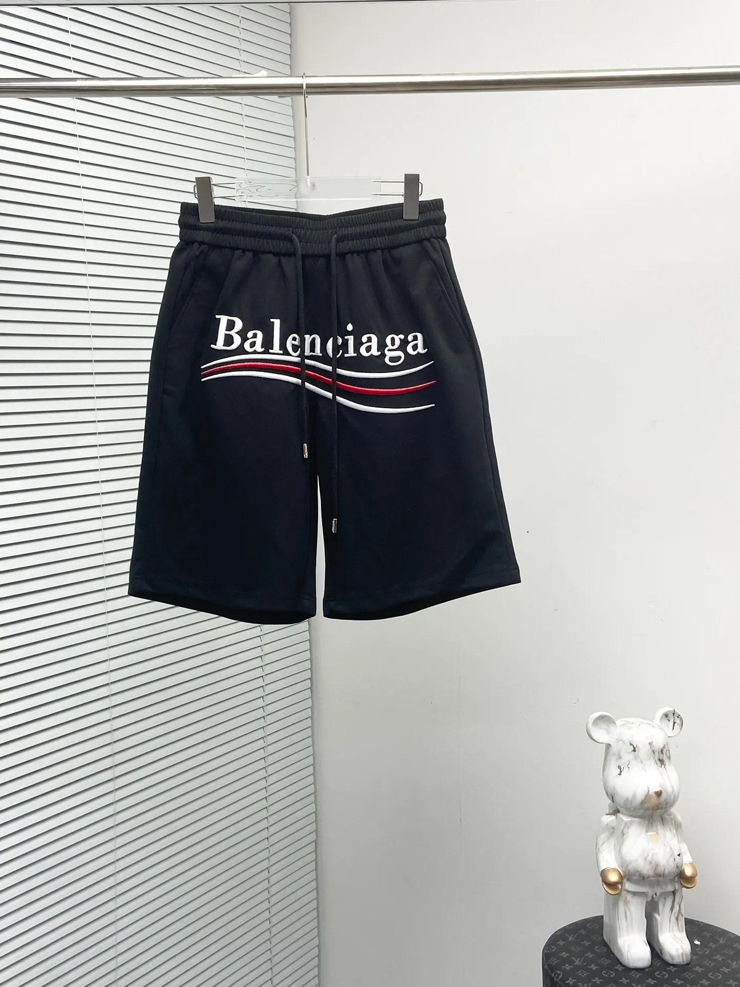 Balenciaga's three-standard complete 2026 summer New Arrival men's casual shorts, advanced custom-made Breathable fabric, Breathable fabric, extremely stretchy and comfortable, impeccable details, top-grade accessories, original logo design concept, delicate and soft feel! The upper body fit is awesome! Size: M-XXXL Please state your height and weight when ordering